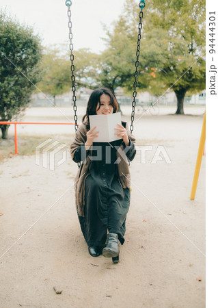 公園で佇む女性 公園で佇む女性 94444301