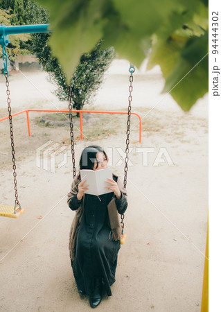 公園で佇む女性 94444302
