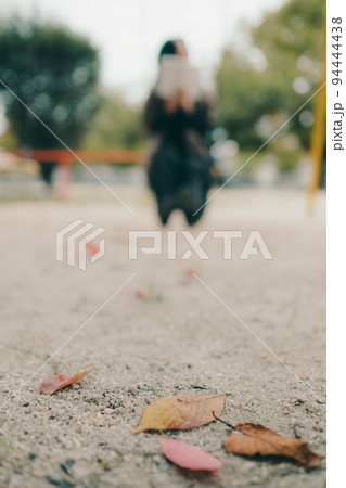 公園に佇む女性 94444438