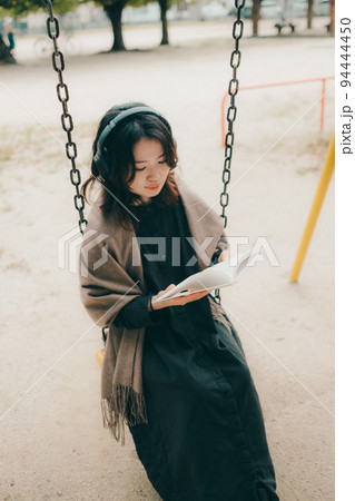 公園に佇む女性 公園に佇む女性 94444450