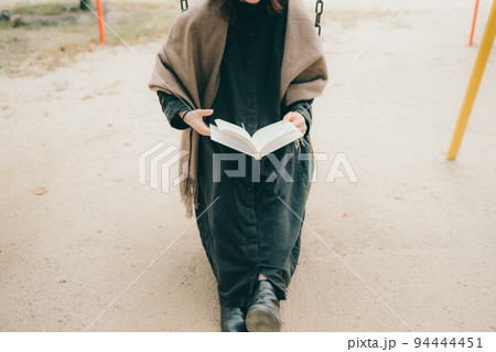 公園に佇む女性 公園に佇む女性 94444451
