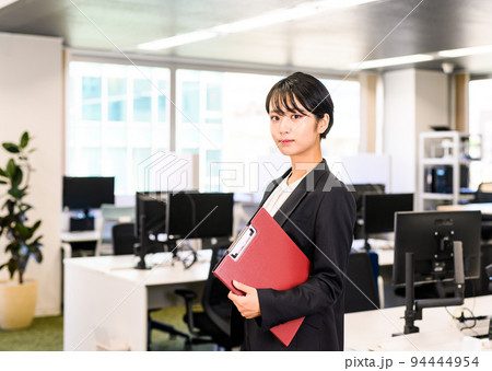 赤い手帳を持つビジネスウーマン 94444954