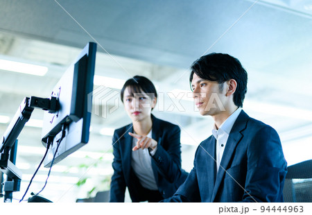 オフィスでパソコンを使ってミーティングする新入社員の男性 94444963