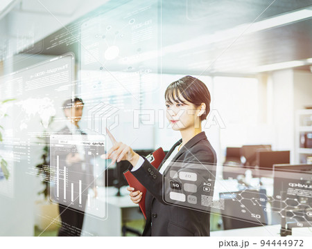 タブレットを操作する女性 タブレットを操作する女性 94444972