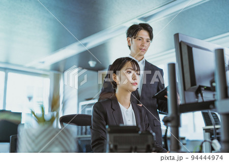 会社で働く男女 94444974