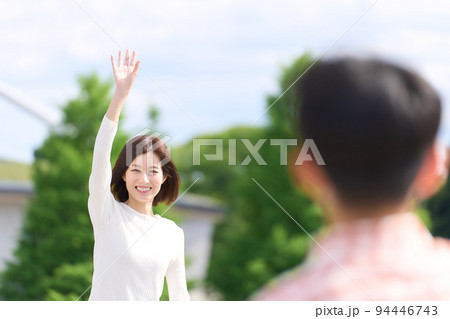 息子に向かって手を振る母親 息子に向かって手を振る母親 94446743
