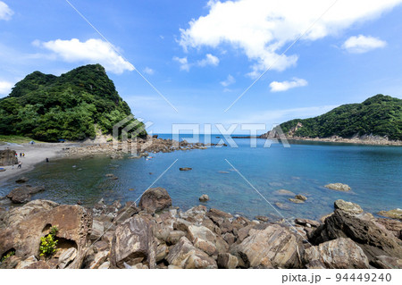 岩場や砂浜の独り占めの海水浴場の日南海岸夫婦浦の銅島南側の男浦湾 94449240