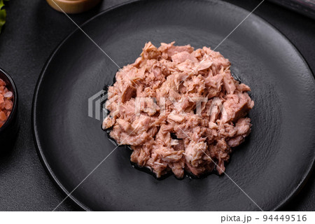Canned tuna and croutons to make a delicious healthy sandwich 94449516