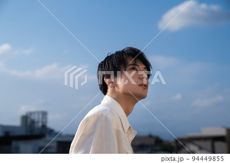 空を見上げる男性のポートレート 空を見上げる男性のポートレート 94449855
