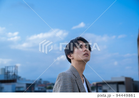 空を見上げる男性のポートレート 94449861