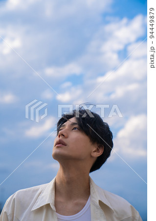 空を見上げる男性のポートレート 94449879