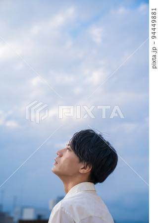 空を見上げる男性のポートレート 94449881