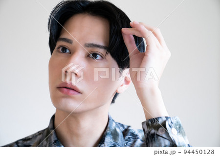 かっこいい男性のメンズビューティーポートレート　ヘアセット 94450128