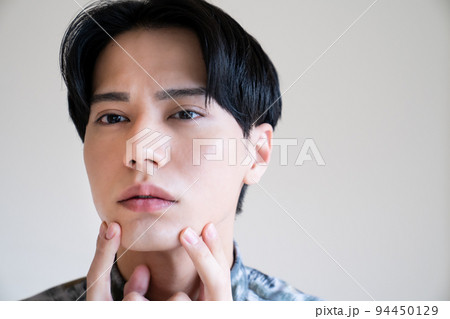 かっこいい男性のメンズビューティーポートレート 94450129