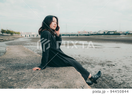河川敷に佇む女性 94450844