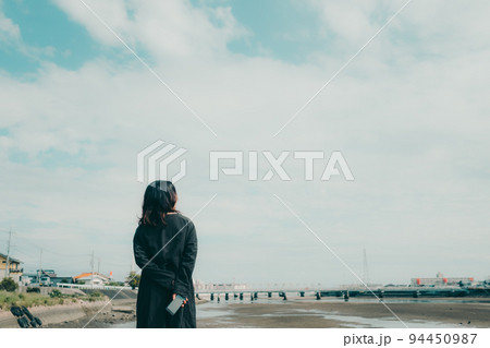 河川敷に佇む女性 94450987