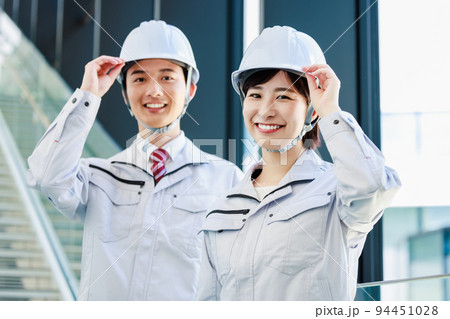 ヘルメットを被った作業服姿のビジネスパーソン 撮影協力「LINK FOREST」 ヘルメットを被った作業服姿のビジネスパーソン 撮影協力「LINK FOREST」 94451028