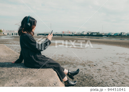 河川敷に佇む女性 94451041
