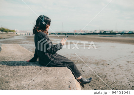 河川敷に佇む女性 94451042
