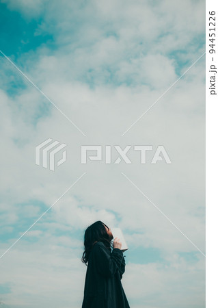 河川敷に佇む女性 河川敷に佇む女性 94451226