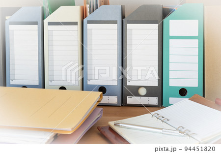 ファイルボックスでデスクの整理　A4判ペーパーボックスで書類整理 94451820