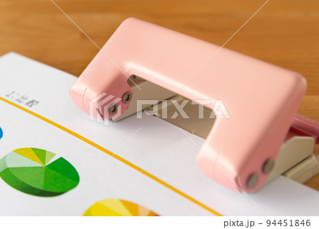 穴あけパンチで穴をあける　パンチ穴 94451846