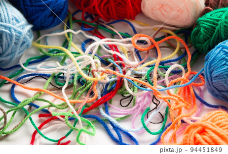 絡まった毛糸　カオス　ぐちゃぐちゃ　糸 94451849