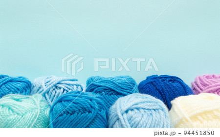 寒色系の毛糸玉　アクリル100%の毛糸　ブルー系　余白 94451850