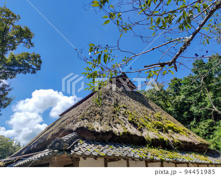 日本の伝統的な建築の茅葺き屋根 94451985