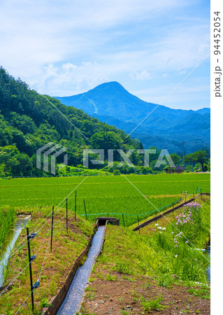 里山の風景 道木佐山沼田線 みなかみ町付近 初夏の季節 里山の風景 道木佐山沼田線 みなかみ町付近 初夏の季節 94452054
