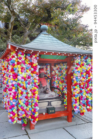 八坂庚申堂　吊るされているカラフルなくくり猿 94453300