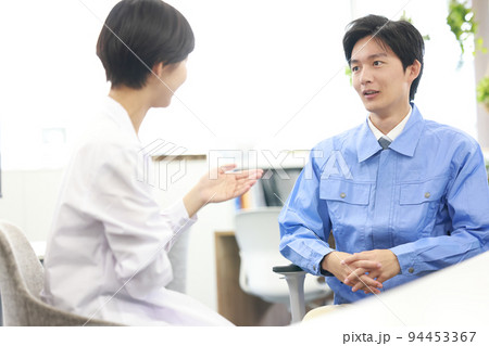 ケアストレスカウンセラーに悩みを話す作業着の男性__1 ケアストレスカウンセラーに悩みを話す作業着の男性__1 94453367