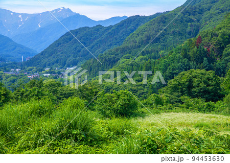 里山の風景 谷川連峰を望む みなかみ町付近 初夏の季節 里山の風景 谷川連峰を望む みなかみ町付近 初夏の季節 94453630