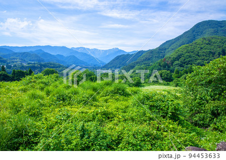 里山の風景 谷川連峰を望む みなかみ町付近 初夏の季節 里山の風景 谷川連峰を望む みなかみ町付近 初夏の季節 94453633