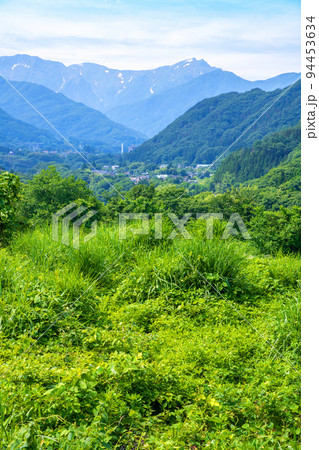 里山の風景 谷川連峰を望む みなかみ町付近 初夏の季節 里山の風景 谷川連峰を望む みなかみ町付近 初夏の季節 94453634