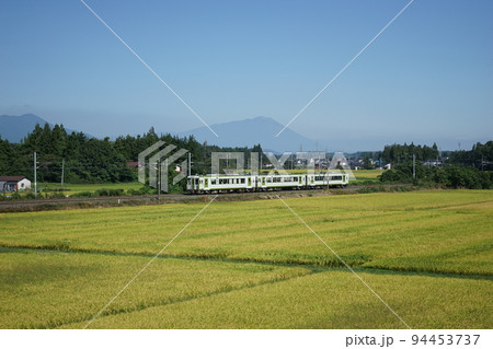 水田地帯を走る東北本線 94453737