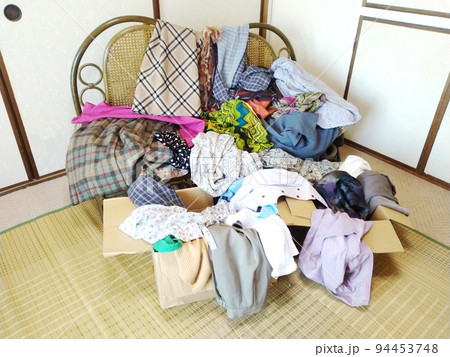 断捨離中の椅子と衣類など 94453748