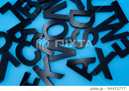 アルファベットの小物とコピースペース アルファベットの小物とコピースペース 94453777