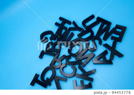 アルファベットの小物とコピースペース アルファベットの小物とコピースペース 94453778