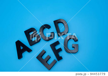 アルファベットの小物とコピースペース アルファベットの小物とコピースペース 94453779