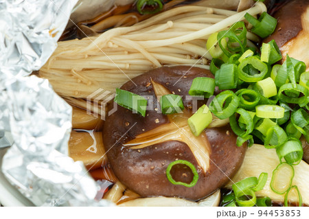 きのこのホイル包み焼きのアップ。 94453853