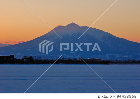 夕焼けの岩木山 夕焼けの岩木山 94453968