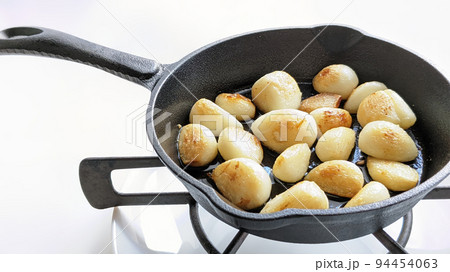 スキレットで新にんにくのオリーブオイルソテー 94454063