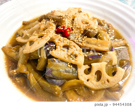 中国家庭料理・蓮藕焼茄子(レンコンと焼きナスの中華煮込み) 中国家庭料理・蓮藕焼茄子(レンコンと焼きナスの中華煮込み) 94454308