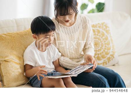 絵本を読む親子・読み聞かせイメージ 絵本を読む親子・読み聞かせイメージ 94454648