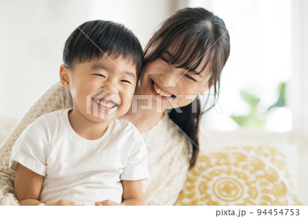 笑顔の男の子と母親・子育てイメージ 笑顔の男の子と母親・子育てイメージ 94454753