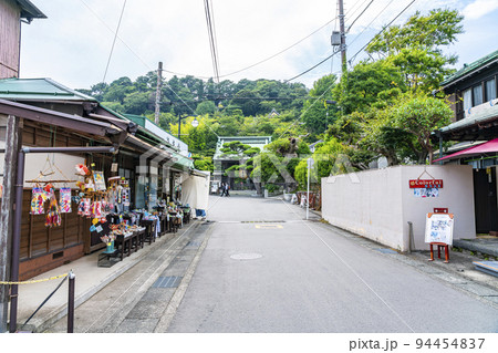 【神奈川県】緑に包まれた長谷寺へ続く通り 【神奈川県】緑に包まれた長谷寺へ続く通り 94454837
