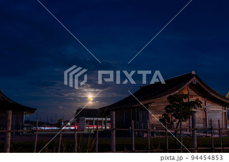 三重県明和町 復元されたさいくう平安の杜の向こうに上がってくる中秋の名月 三重県明和町 復元されたさいくう平安の杜の向こうに上がってくる中秋の名月 94454853