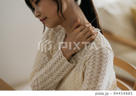 肩こりを感じる女性イメージ 94454885