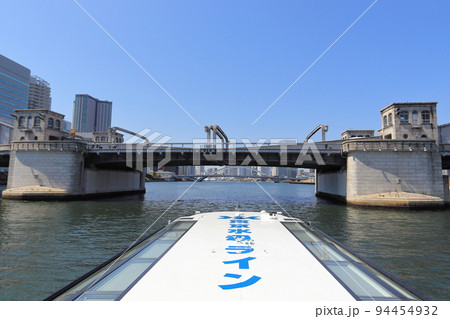 水上バスから眺める勝鬨橋 94454932
